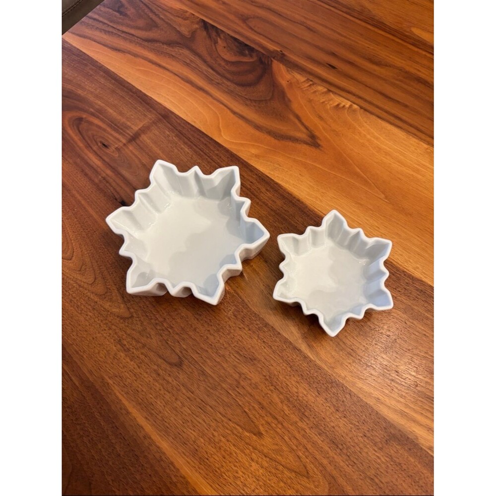 Crate & Barrel White Snowflake Nesting Bowls Christmas Decor